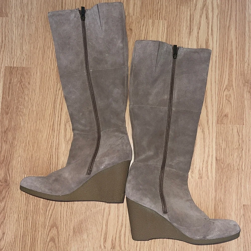 Kenneth Cole Reaction Light Tan Suede Wedge Zip Up High Boots Size 8.5 - Picture 4 of 7